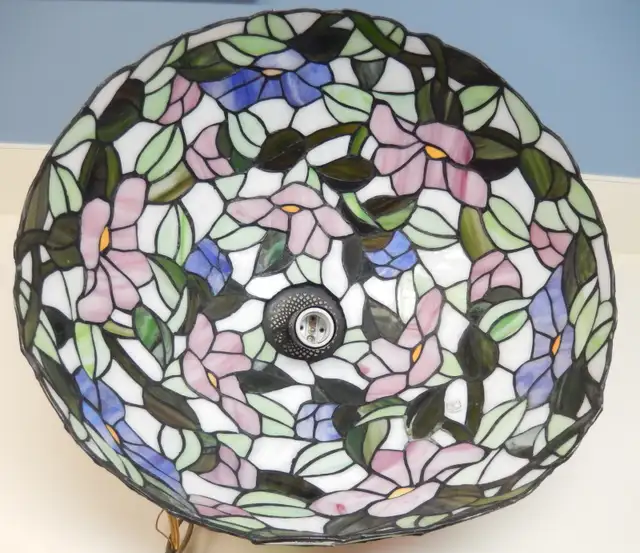 Retro Tiffany-Style Swag Lamp in Indoor Lighting & Fans in Red Deer - Image 3