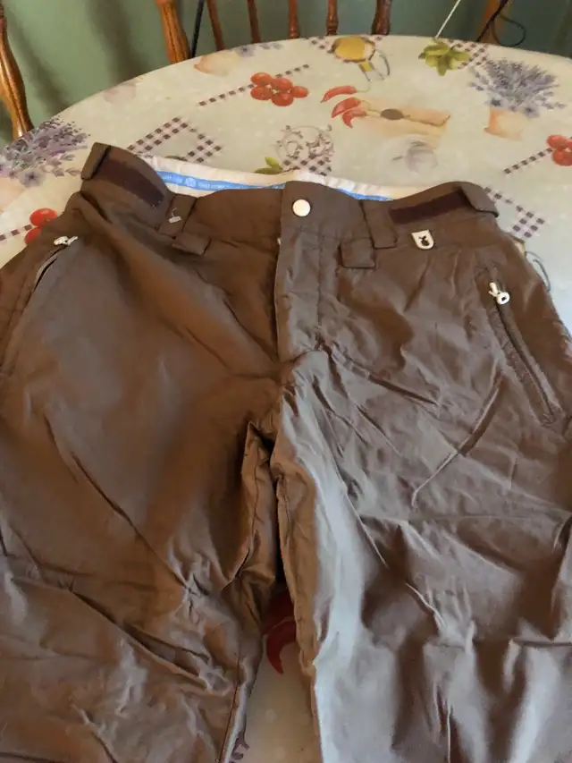 pantalon de neige imperméable, ajustable pour femme gr: Small  in Women's - Tops & Outerwear in Longueuil / South Shore - Image 3