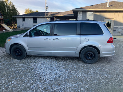 2010 Volkswagen Routan Mini Van