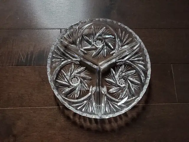 Pinwheel crystal assiette 3 sections neuf / plate with 3 divider in Other in West Island - Image 2
