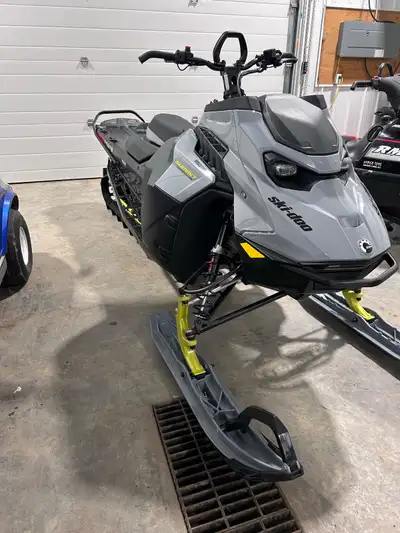 2026 skidoo summit adrenaline with edge package 850 154 3” Shot start 360km 16hrs Factory warranty t...