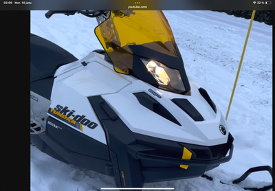 ALLO J AI UN SUPER SUPER BON SKIDOO EXTREMENT SILENCIEUX ET ROULE COMME UN CHARME TOUS DANS LA POUDR...