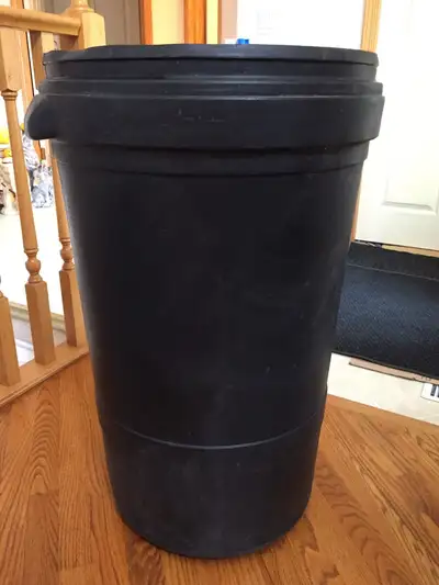 Rubbermaid roughneck with lid, View more
