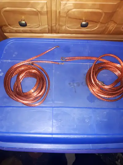 10 or 12 gauge speaker wire , 10.5 feet x2 pieces. plain ends its a thick over kill wires not sure o...