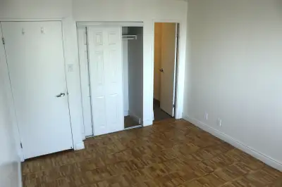 Bedroom w/ En Suite in 2 Bed Apartment - July & August