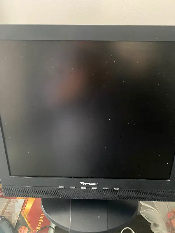 ViewSonic computer Monitor 22 inch in Arts & Collectibles in City of Montréal - Image 3