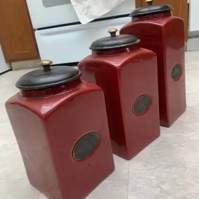 Kitchen containers / cooking supplies / storage