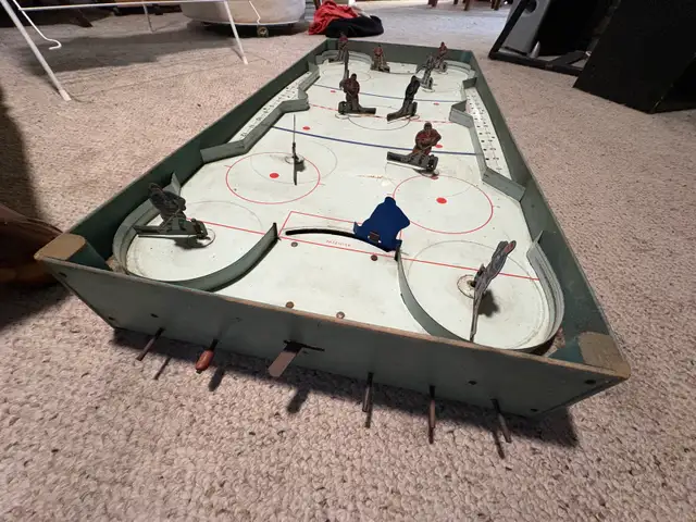 Toronto VS Montreal vintage table game in Arts & Collectibles in London - Image 7