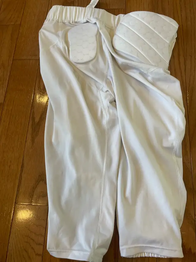 Under Armour Adult football girdle - Size Large in Football in Winnipeg - Image 4