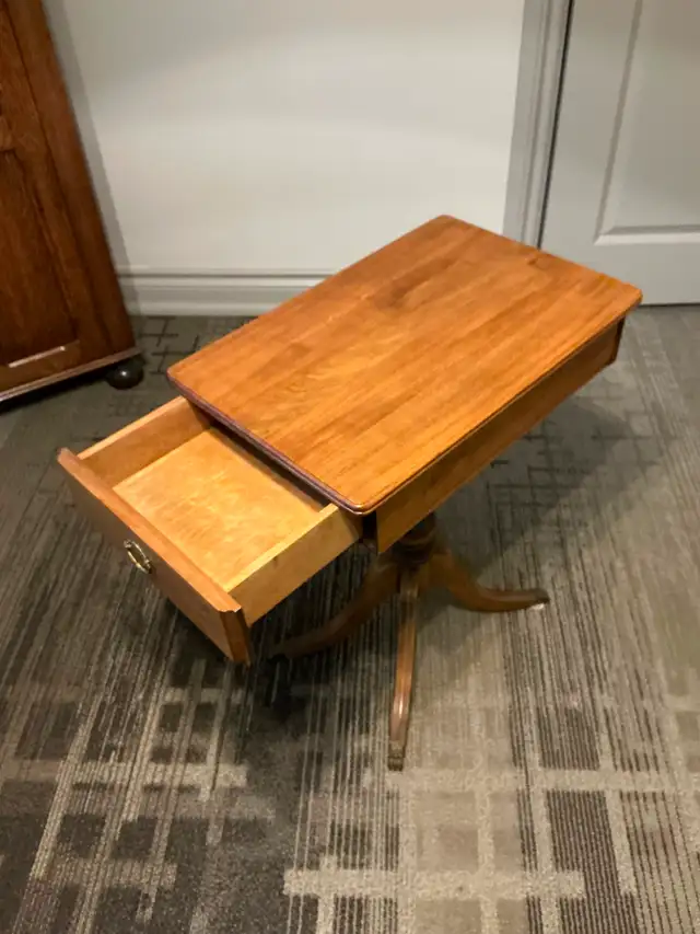 End Table with Drawer Antique Maple Duncan Fife in Other Tables in City of Toronto - Image 4