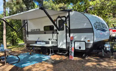 Well-maintained 2024 Grand River 19BHGR travel trailer by Gulf Stream. Has full size fridge with fre...