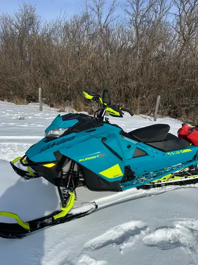 My husband is Selling his 2020 skidoo summit X 850 e-tec. It has a 165 x 2.5” track, has 1101 miles...