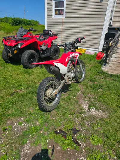 Selling honda crf125f great bike flr beginner, clutch bike ,head lights,tail lights ,electric start...