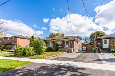 Bedroom available in 4 Bed 2 Bath house near Square One