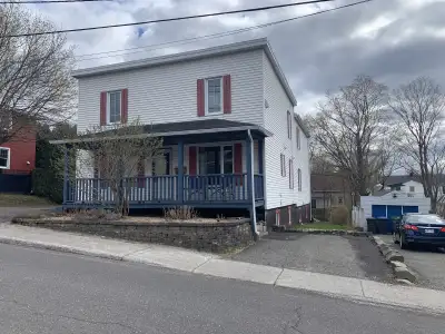 Grand 7 ½ sur deux étages – Lévis centre-ville – Idéal pour une famille Spacieux, lumineux et bien s...