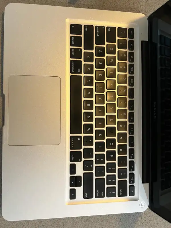 Macbook Pro 2011 (Excellent Condition) in Laptops in City of Montréal - Image 3
