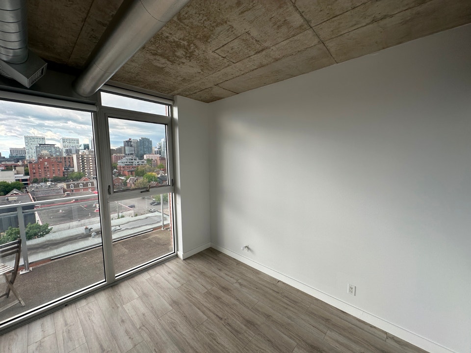 1 BED + DEN w/STORAGE (Parking available) 5