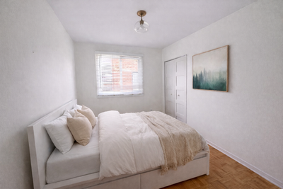 Rabais 100$ pour 6 mois, ensuite le prix reviens à 1360$. Un logement 4 1/2 convertit en grand 3 1/2...