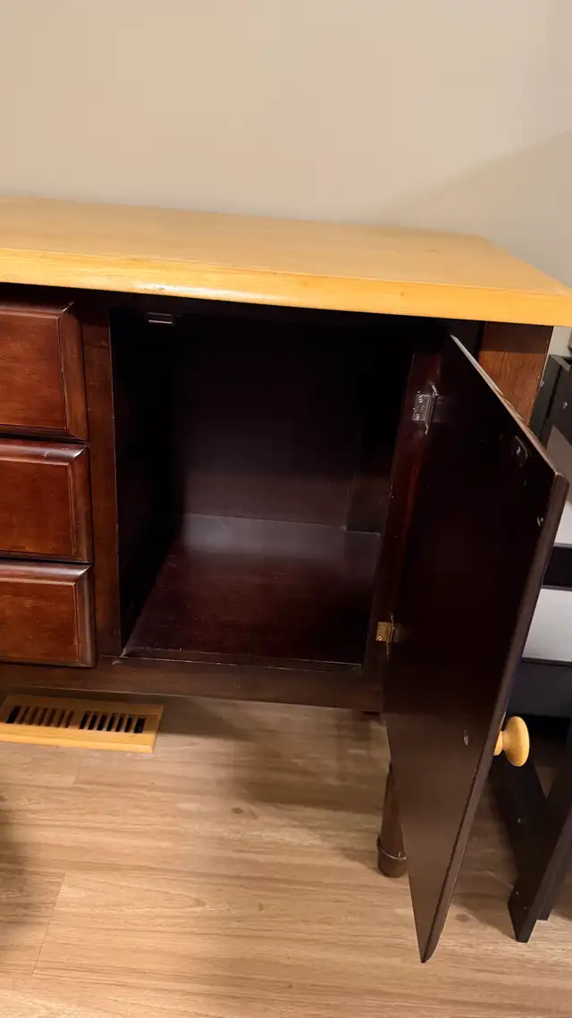 Cherry wood cabinet in Hutches & Display Cabinets in Ottawa - Image 3