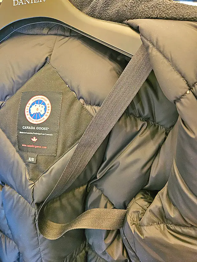 Canada Goose Victoria Women's Parka in Women's - Tops & Outerwear in Mississauga / Peel Region - Image 11