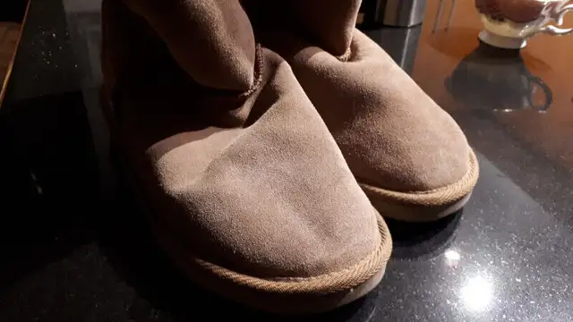 finley's suede boots in Women's - Shoes in City of Toronto - Image 3