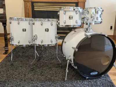 Gretsch Catalina Maple 5-piece drum shell pack that’s ready to turn heads and melt faces! This beaut...