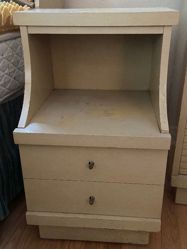 4piece bedroom set for 'double' mattress. (Estate sale) Dressers