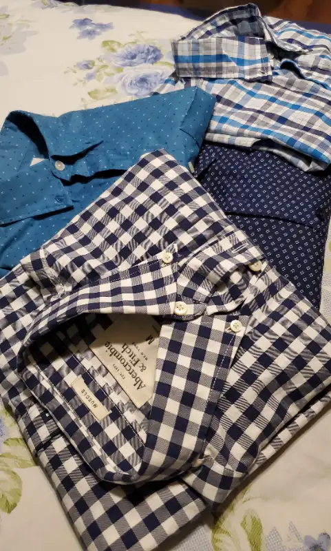LIKE NEW AMERICAN EAGLE SHIRT - Small Size.  Maroon Color in Men's in Mississauga / Peel Region - Image 4