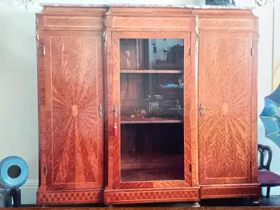 Superbe armoire de style Art Déco avec marqueterie en motif soleil et magnifiques poignées décorativ...
