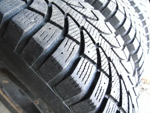 215-70-R16 SNOW TIRES AND RIMS in Tires & Rims in Kawartha Lakes - Image 2