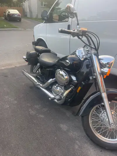 Moto cruiser 2003 noire très peu kilo . Honda American classic 750 . Je suis deuxième proprio depuis...