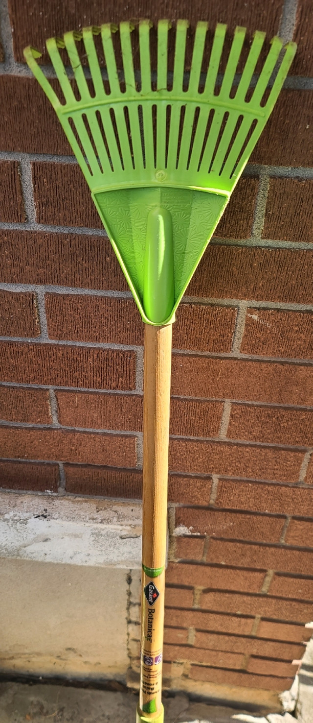 GARANT SMALL HEAD RAKE FOR SHRUBS 48" LH BOTANICA in Outdoor Tools & Storage in London