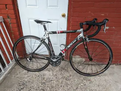 51cm Frame shows wear and tear Shifters have the glass part missing but doesn't affect the performan...