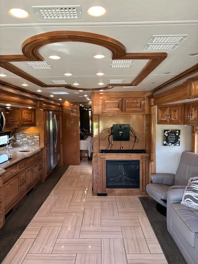 American Revolution 42P Diesel in RVs & Motorhomes in Fort McMurray - Image 7