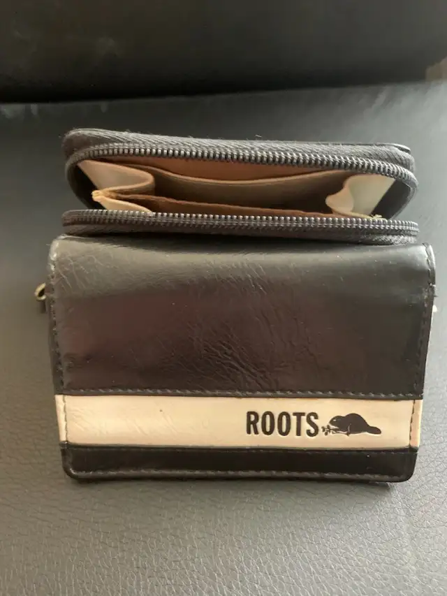 Authentic Roots, Genuine Leather Wallet & coin compartment in Women's - Bags & Wallets in City of Toronto - Image 2