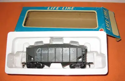 HO Model Railroad Items 110V Electric - Older Models - All as seen. ` Shown: HO Scale by Life-Like -...