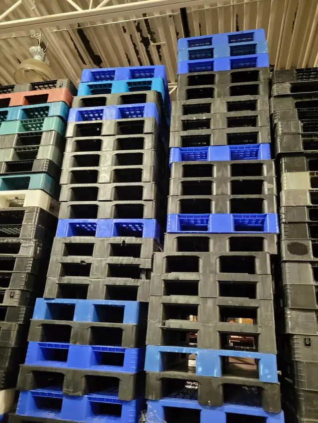 Pallets skids pallet skid indoor dry stored wood plastic COMe IN in Other in Mississauga / Peel Region - Image 11