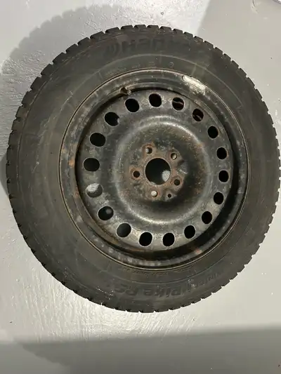 Set of 4 Hankook winter tires with rims 225/60/R17.