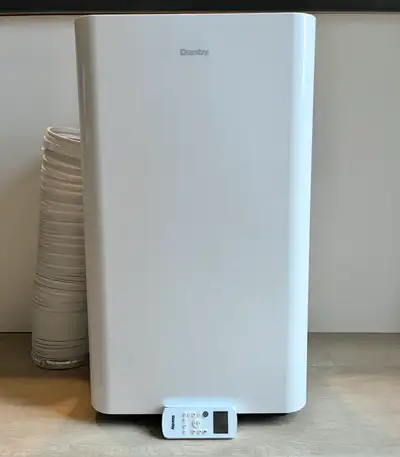 Climatiseur 3 en 1 de 12000 BTU en excellente condition! A servi seulement 2 saisons, donc refroidit...