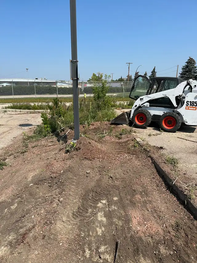  dump truck in Bobcat service 587-436-3333 63008304990211123