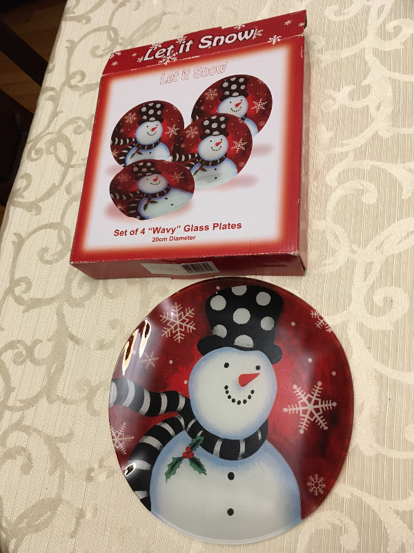 NEW Set of 4 Wavy GLASS SNOWMAN PLATES in Holiday, Event & Seasonal in City of Halifax