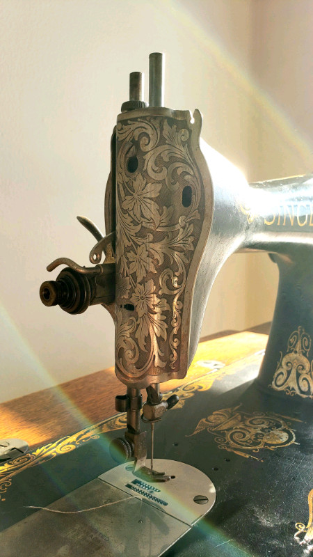 Antique/ vintage SINGER sewing machine/ old sewing machine in Arts & Collectibles in City of Toronto - Image 2