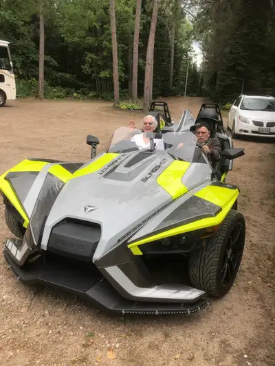 Découvrez cette Polaris Slingshot SLR 2018, un roadster à trois roues avec seulement 23 000 km au co...
