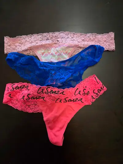 These La Senza panties are super cute and ready for a new home! They are size medium and in good con...