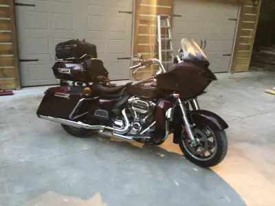 Custom-built 2018 Road Glide Ultra. Mint condition. Fully maintained. <40k kms Wicked Cherry w/ pin...
