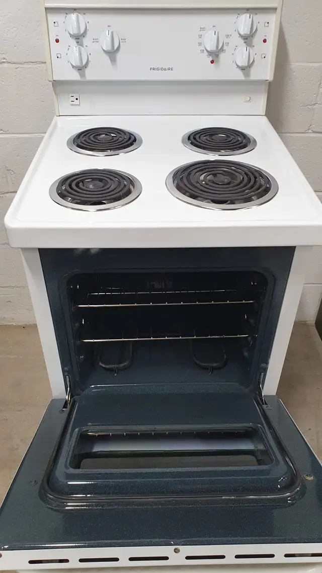 Apartment Size Stove “FRIGIDAIRE” 24 inch in Stoves, Ovens & Ranges in City of Toronto - Image 3