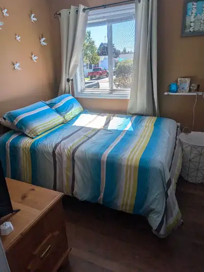I have one room available to rent. Double bed, own TV and mini fridge in room. Full access to house....