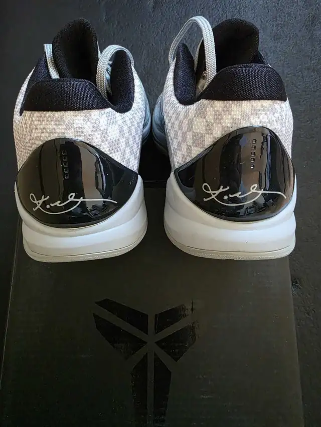 Kobe 5 Zebra size 8 in Men's Shoes in Mississauga / Peel Region - Image 6