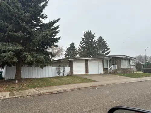This charming 3-bedroom main floor suite includes 1 and a half bathrooms and is available for rent....
