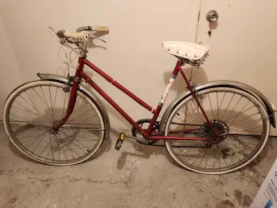Bicyclette vintage rouge! , View more